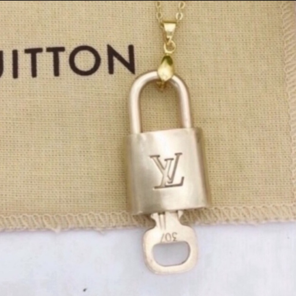 Louis Vuitton lock & key with gold necklace - Picture 4 of 9